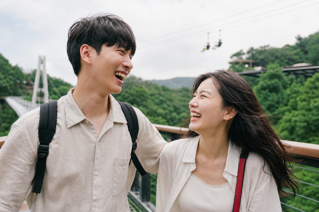 연애심리학 효과 중 하나인 설렘과 긴장감이 느껴지는 야외 데이트를 즐기는 커플